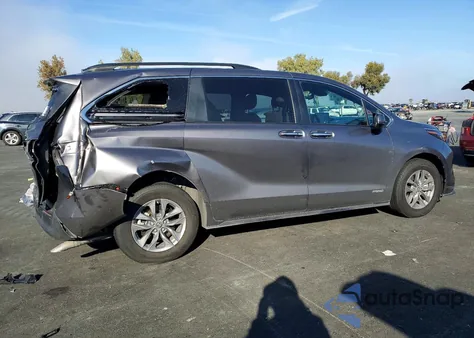 2021 Toyota Sienna Xle z USA, uszkodzony, nr VIN 5TDJRKEC4MS061380